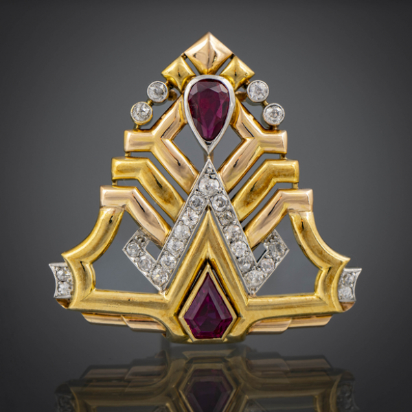 Broche de los años 40 estilo Chevalier en oro amarillo de 18 kt con brillantes y zafiros sintéticos.