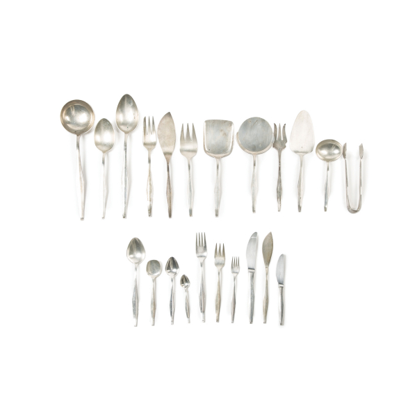 Cubertería en plata española punzonada , s.XX. 133 piezas. Adjunta mueble 