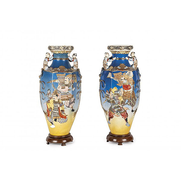 Pareja de jarrones japoneses Satsuma realizados en cerámica esmaltada, vidriada y dorada.