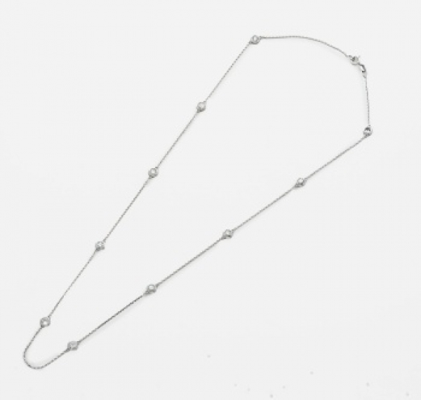 Gargantilla en oro blanco y 10 diamantes talla brillante alternados con un peso total de 1 cts.