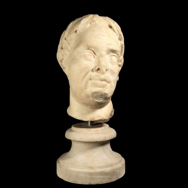 Monumental Cabeza de Senador o Patricio Romano en mármol, Italia y posiblemente siglos XVI o XVII. 