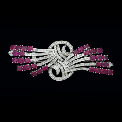 Gran broche de oro blanco de 18 K. con rub&iacute;es talla oval (21,30 cts.), brillantes y diamantes alla esmeralda  