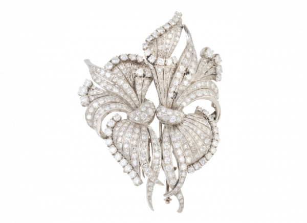 Broche floral doble-clip años 50 de brillantes, con diseño de ramas y bandas plegadas y anudadas en el centro. En montura de platino.