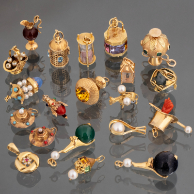 Conjunto de veinte colgantes en oro amarillo de 18kt, con coral, venturina, perlas, turquesa y ágata.