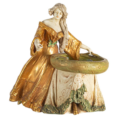 Dama con cesta. Escultura Jugendstil en porcelana Amphora Imperial Turn. Austria, c.1900.