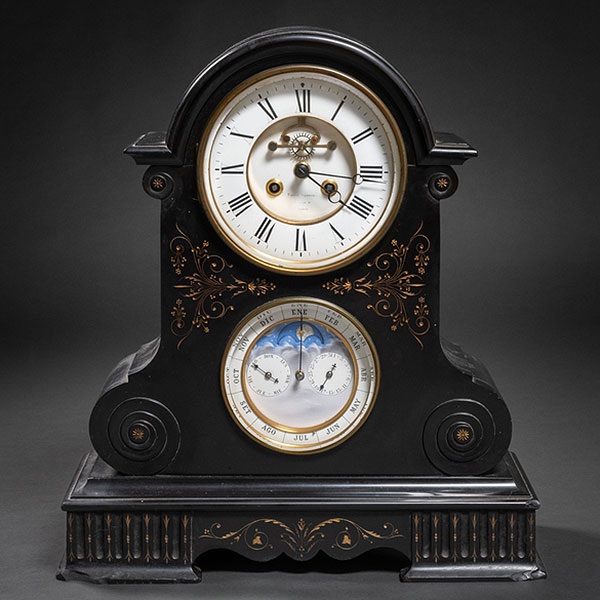 Reloj de sobremesa realizado en mármol negro firmado &quot;Peña y Sobrino&quot; con dos esferas en porcelana de finales del siglo XIX-XX.