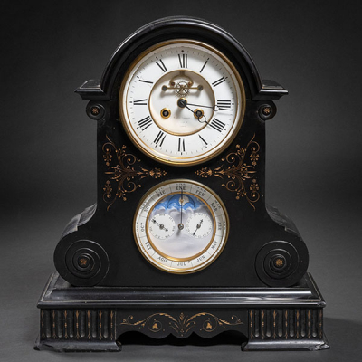 Reloj de sobremesa realizado en mármol negro firmado &quot;Peña y Sobrino&quot; con dos esferas en porcelana de finales del siglo XIX-XX.