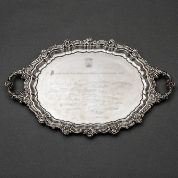 Bandeja de dos asas en plata española del siglo XX.