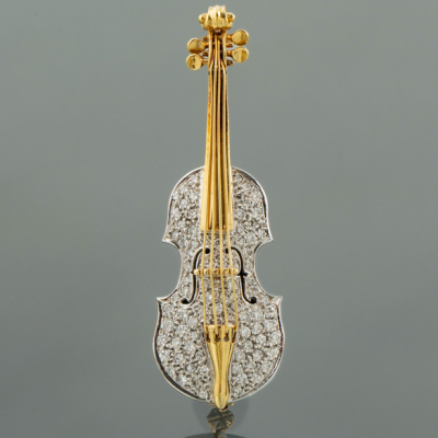 Broche en forma de violín en oro amarillo de 18kt cuajado de brillantes.