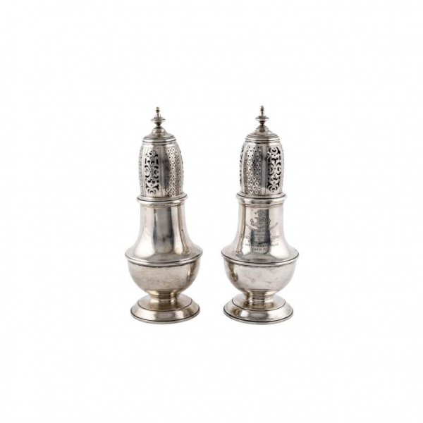 Pareja de sugar caster de plata, c. 1910.   Marcas de localidad de Birmingham, de Mappin & Web.