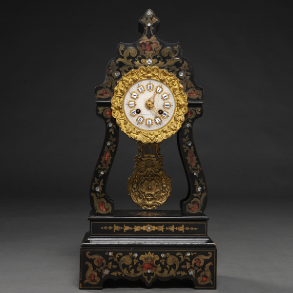 Reloj francés en madera ebonizada y aplicaciones en latón embutido, madreperla y carey, Siglo XIX