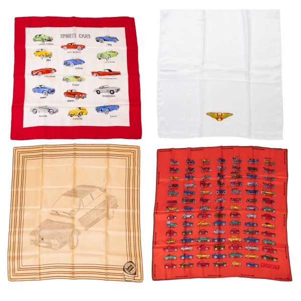 Lote compuesto por cuatro pañuelos, tres de temática automovilística y uno de aviación en seda de tonalidades rojas, blancas y marrones. En buen estado.