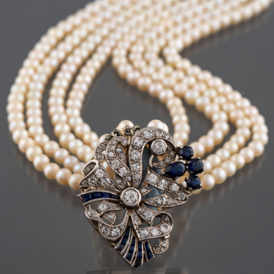 Collar de perlas cultivadas de ocho hilos con cierre en oro blanco de 18k cuajado de diamantes talla brillante y zafiros.