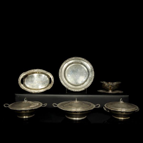 Conjunto de seis objetos de plata, s.XX.   Plata punzonada de ley con decoraci&oacute;n de molduras gallonadas