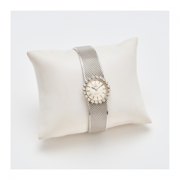 OMEGA. Reloj de pulsera para señora. En oro blanco y bisel con diamantes talla 8/8.