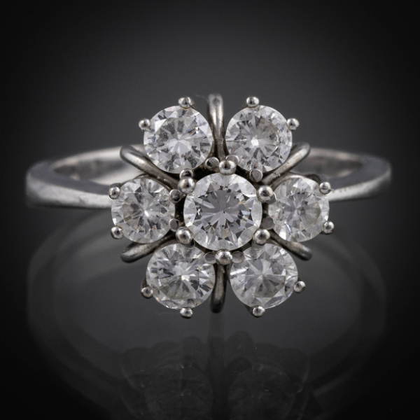 Sortija en oro blanco de 18kt con brillantes.  