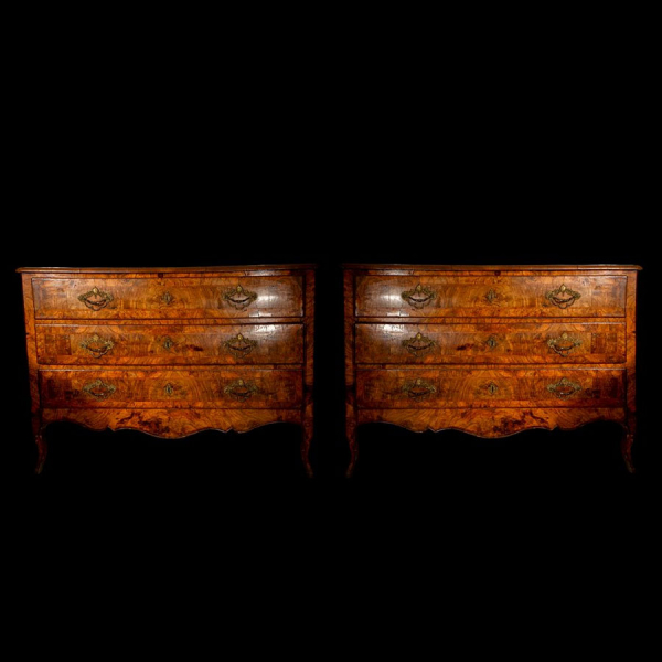 Pareja de c&oacute;modas italianas en madera de nogal y bronce, Siglo XVIII. 