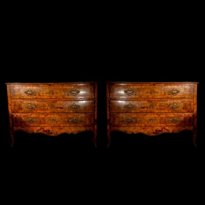 Pareja de c&oacute;modas italianas en madera de nogal y bronce, Siglo XVIII. 