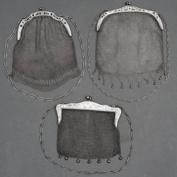 Conjunto de tres bolsos de malla de los años en plata del primer tercio del siglo XX.