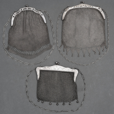 Conjunto de tres bolsos de malla de los años en plata del primer tercio del siglo XX.