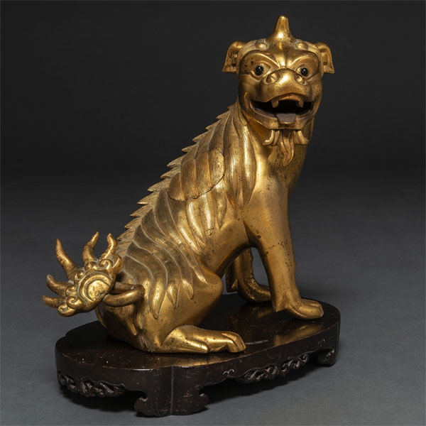 Incensario chino realizado en bronce dorado en forma de León Foó