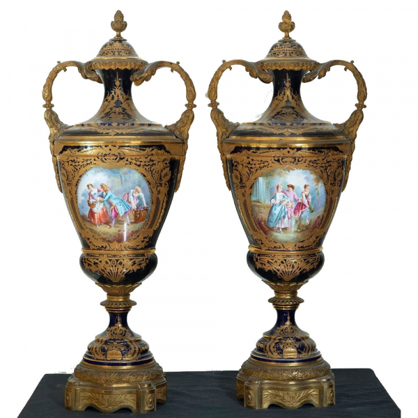 Elegante Gran Pareja de Jarrones en porcelana de Sèvres "Bleu Royale" pintados y esmaltados a mano, trabajo francés del siglo XIX.