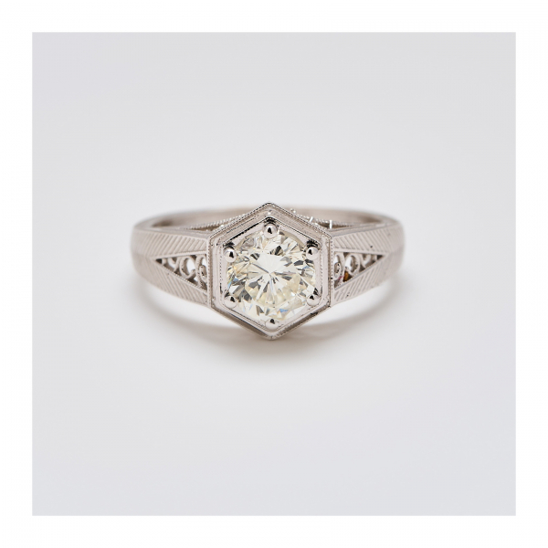 Sortija solitario en platino con diamante talla brillante engastado en garras, c.1940.