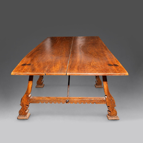 Mesa de nogal de gran formato con tablero en dos piezas – siglo XVII.