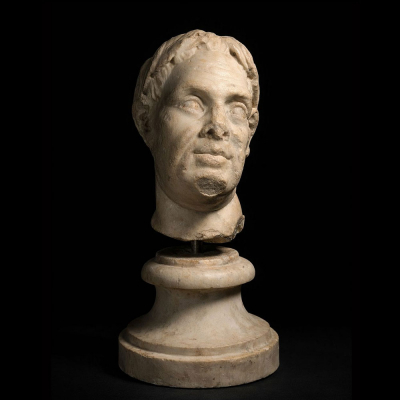 Monumental "Cabeza de Senador o Patricio Romano" en m&aacute;rmol, Italia y posiblemente siglos XVI o XVII. 