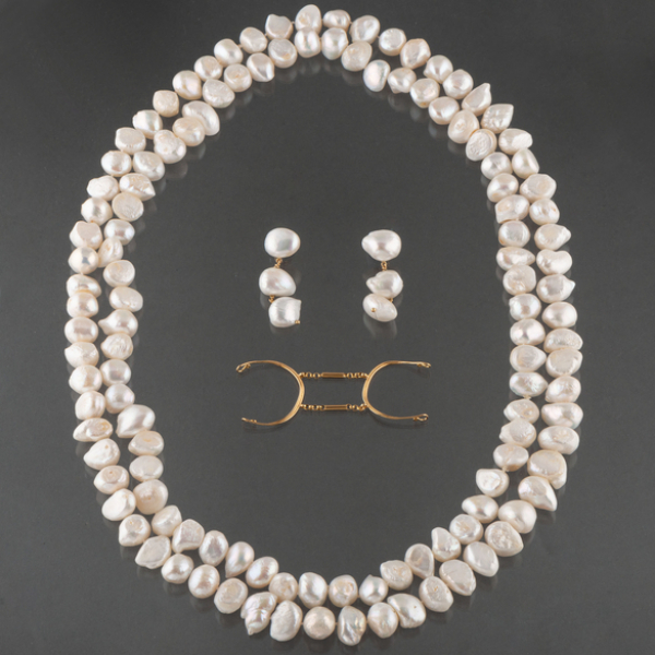 Conjunto de dos collares y pendientes de perlas barrocas con cierre en oro amarillo de 18 kt.