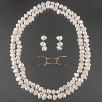 Conjunto de dos collares y pendientes de perlas barrocas con cierre en oro amarillo de 18 kt.