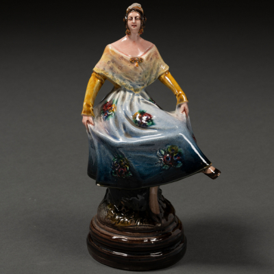 &quot;Valenciana&quot; Figura en cerámica vidriada.   ANTONIO PEYRO MEZQUITA (Castellón, 1882 - 1954)
