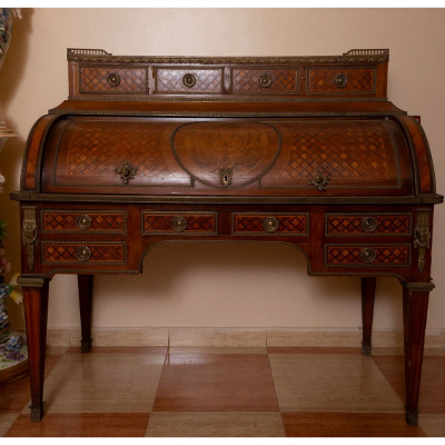 Precioso &quot;Bureau a Plat&quot; con escudo Borbónico en marquetería de principios del siglo XX finales siglo XX.