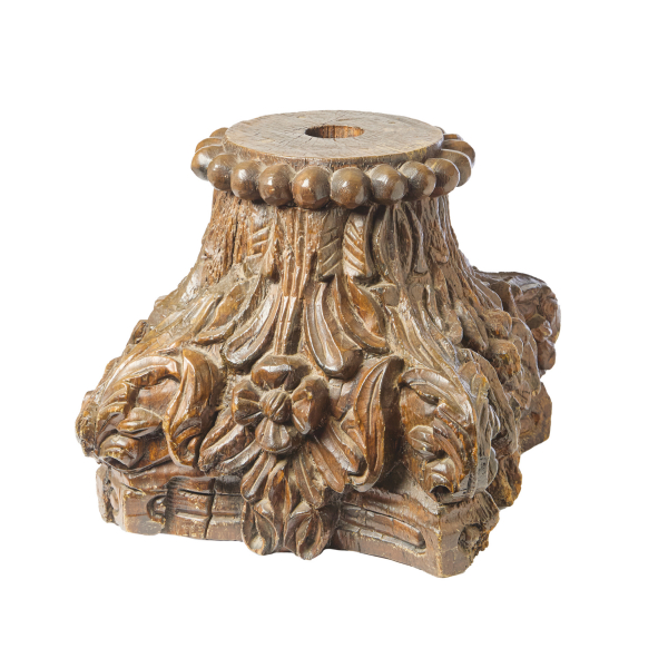 Capitel de orden corintio en madera profusamente tallada con decoración de motivos florales, roleos y acantos, fles. del s.XVIII.