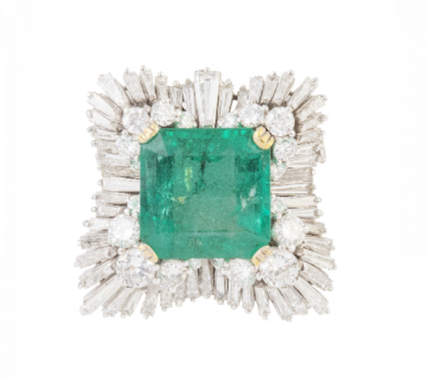 Broche-colgante con esmeralda de intenso color en talla cuadrada de 12 ct aprox, enmarcada en orla bailarina de diamantes 