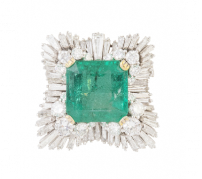 Broche-colgante con esmeralda de intenso color en talla cuadrada de 12 ct aprox, enmarcada en orla bailarina de diamantes 