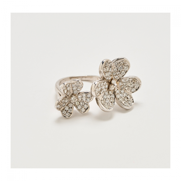 Sortija en oro blanco con centro abierto y dos flores de diamantes talla brillante. Peso diamantes: 1 ct. aprox.
