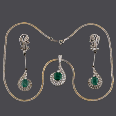 Elegante conjunto de collar y pendientes colgantes, con diamantes y tres bellas esmeraldas centrales.