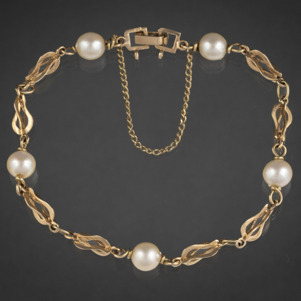 Pulsera de eslabones en oro amarillo de 18kt y perlas cultivadas.
