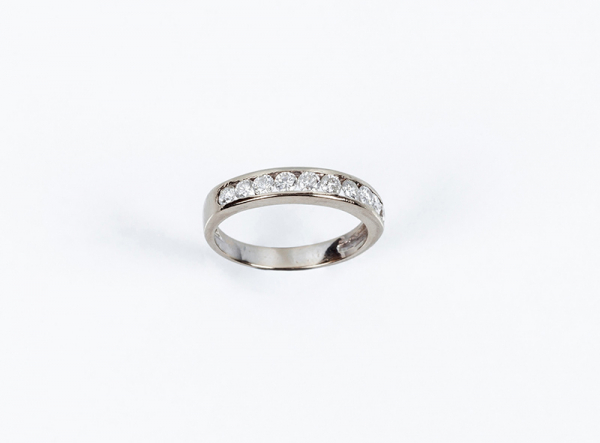 Anillo media alianza en oro blanco con banda de limpios y blancos diamantes, talla brillante