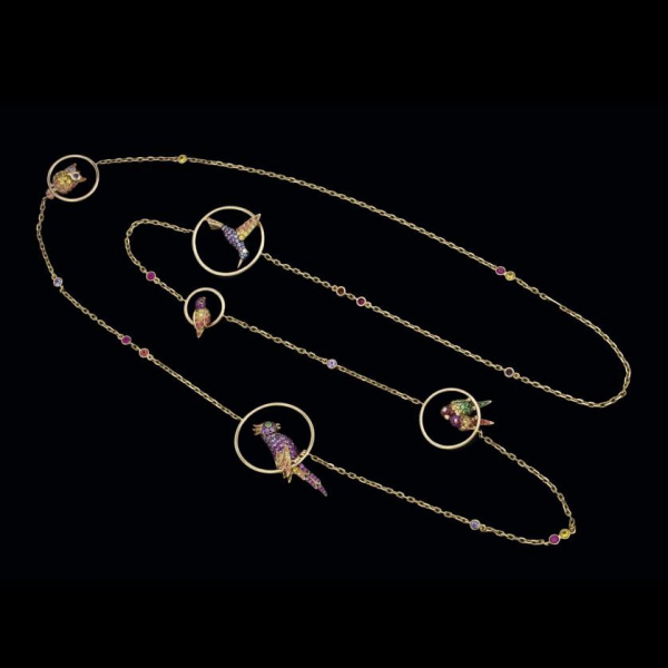 Magnífico collar BOUCHERON sautoir de oro rosa 18 K. con diferentes aves sobre aros cuajadas de zafiros multicolor y tsavoritas.