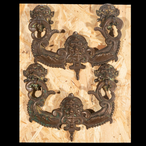 Pareja de aldabas con mascarones grotescos, Escuela Italiana, Siglo XVI.   Bronce fundido con restos de dorado.