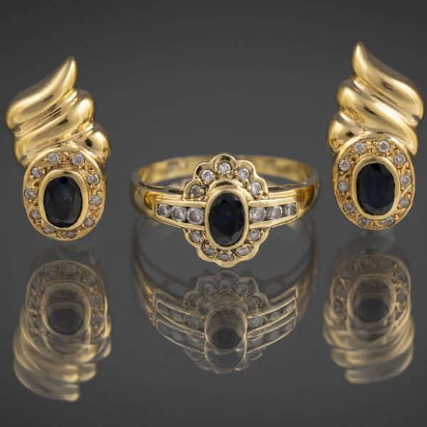 Conjunto de anillo y pendientes en oro amarillo de 18kt con zafiros y circonitas.