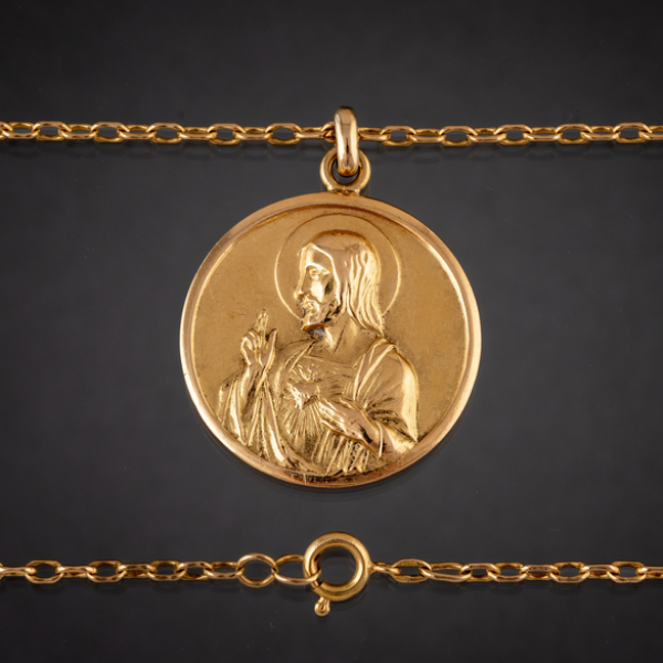 Cadena con medalla circular  en oro amarillo de 18kt.