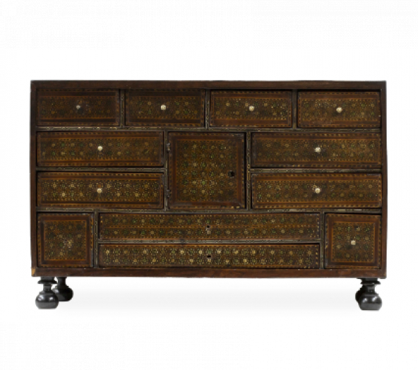 Escritorio con caja de madera de palosanto con taracea geom&eacute;trica de estrelllas, de hueso y maderas te&ntilde;idas.  Trabajo granadino, S. XVII. 