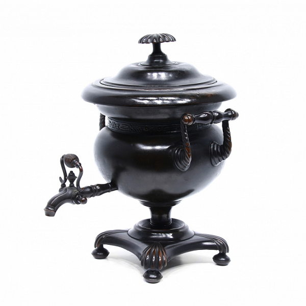 Samovar de latón patinado, S.XX.   Recipiente curvo con asas y tapa con grifo para líquidos.
