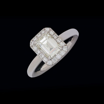 Anillo diamante talla esmeralda 1,14 cts en oro blanco de 18 K. orlado por brillantes  
