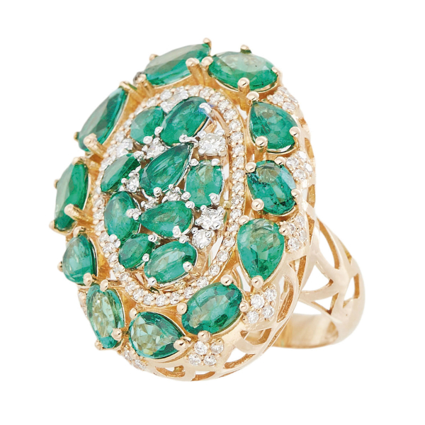 Sortija en oro con esmeraldas tallas oval y perilla y diamantes talla brillante.