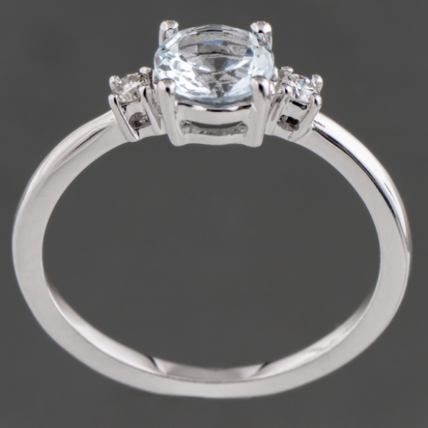 Elegante anillo montado en oro blanco de 18kt con aguamarina central con brillantes en los laterales.
