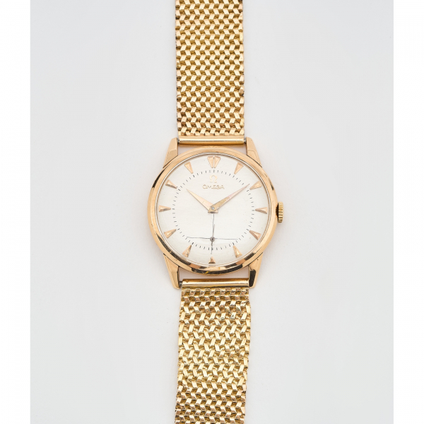 OMEGA. Reloj de pulsera para caballero. En oro, c.1950. Esfera satinada con numeración a trazos aplicados.